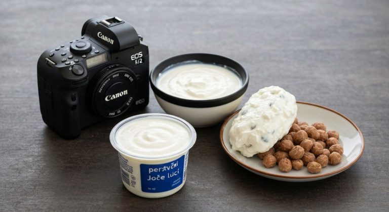 Sklenice mléka, jogurt a plátek sýra na dřevěné kuchyňské lince při denním světle